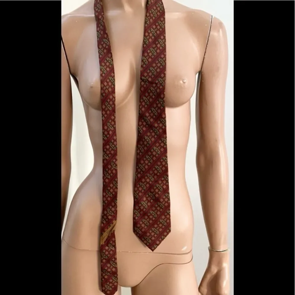 Salvador Ferragamo vintage made in Italy red green geometric print 100% silk tie